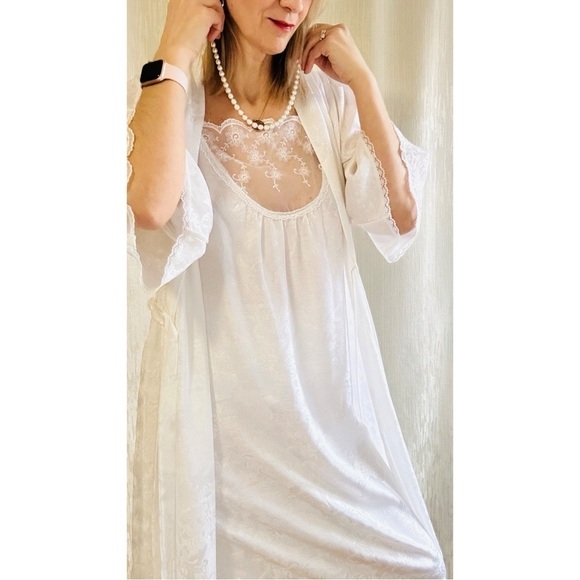 Vintage Bellina bridal white house coat and nightgown with lace trimmings - Picture 2 of 11